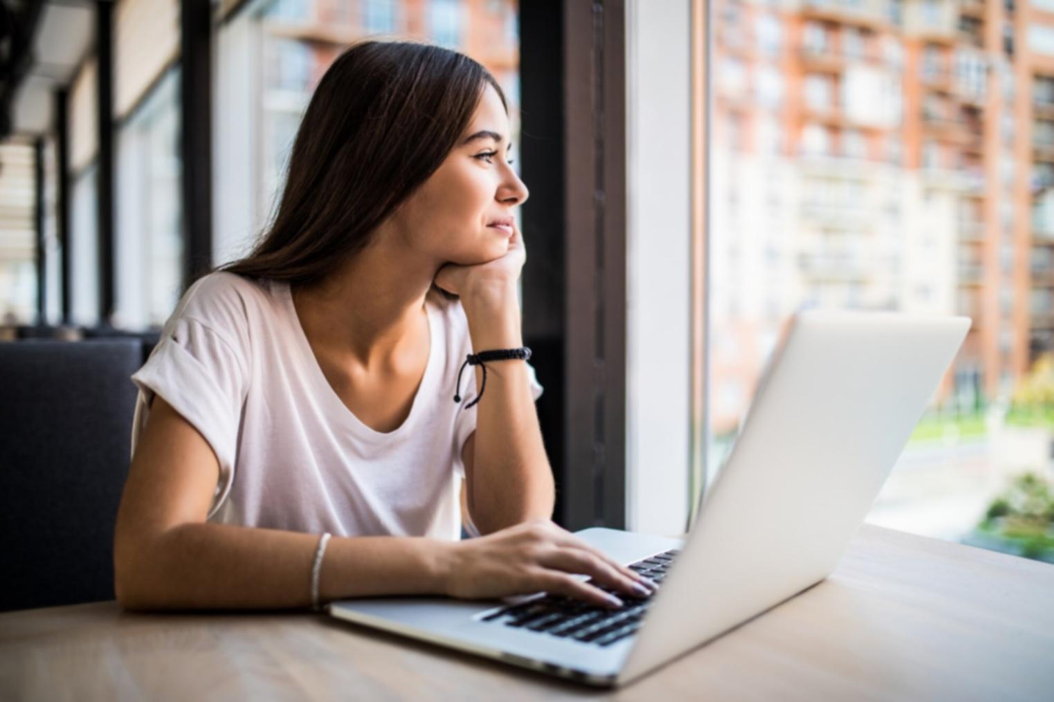 Flexibles Lernen von überall - moderne Arbeitsumgebung mit Laptop und Finanzunterlagen
